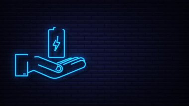 Bataryayı elleriyle şarj ediyor. Neon pil şarj seviyesi göstergeleri. hareket grafiği