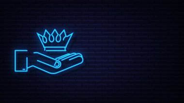 Karanlık arka planda izole edilmiş ellerin üzerinde asılı duran neon kralın tacı. Altın kraliyet ikonu. Hareket Grafiği