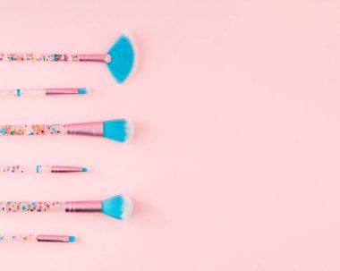 Makyaj aksesuarları ve allık fırçaları. Makyaj arkaplanı.