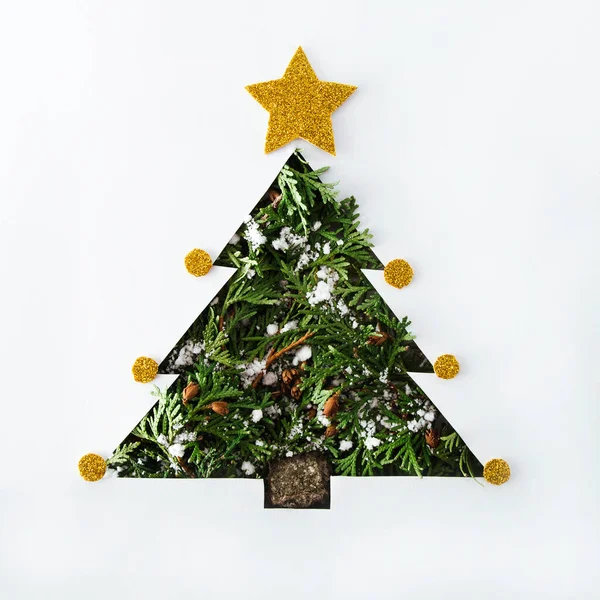 圣诞树的概念与雪和装饰 有创意的冬日框架由常绿树枝制成 平躺在床上复制空间 图库照片