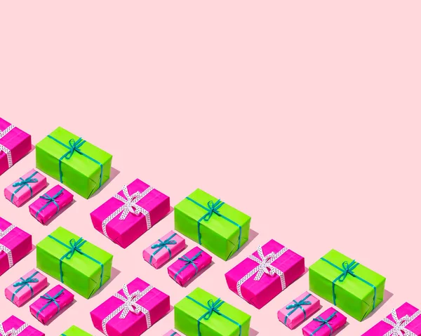 녹색의 Diagonal Pattern Christmas Party Gifts Pink Green 분홍색 배경으로 — 스톡 사진
