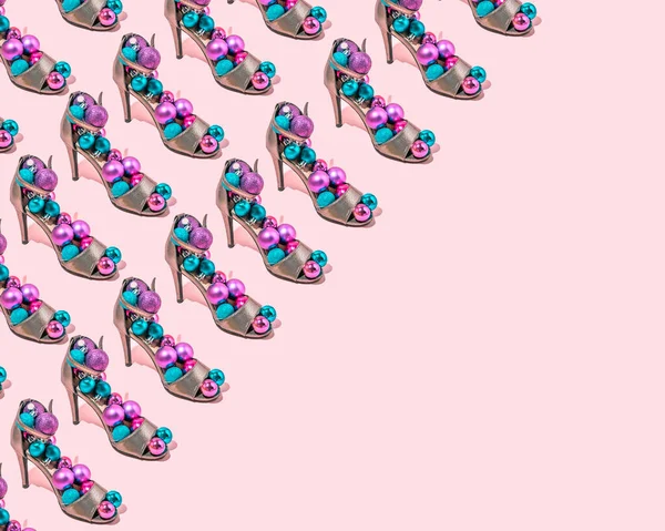 女鞋圣诞装饰品的创意创意 粉红背景的最小流行概念 — 图库照片