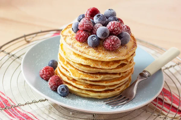 Stack Pancakes Topped Powdered Sugar Frozen Raspberries Blueberries Plate — Stok Foto