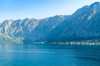 Kotor Körfezi 'nde sabah - sakin deniz ve dağ sırası