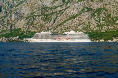 Bir yaz günü Kotor Körfezi 'nde kruvazör hareket halinde.