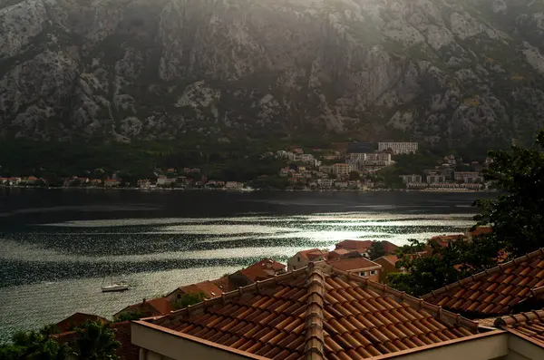 Вид Воздуха Море Красные Крыши Лодки Небольшой Городок Через Рано — стоковое фото