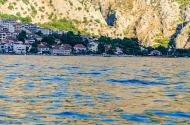 Küçük bir Akdeniz kasabası olan Dobrota, Kotor Körfezi 'nde denizden vuruldu.