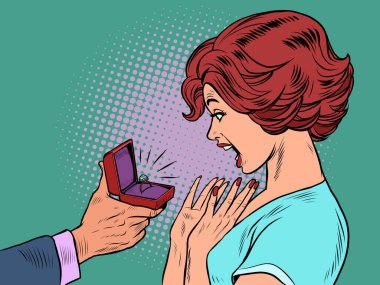 Bir erkek bir kadına nişan yüzüğü verir, neşeli kız.