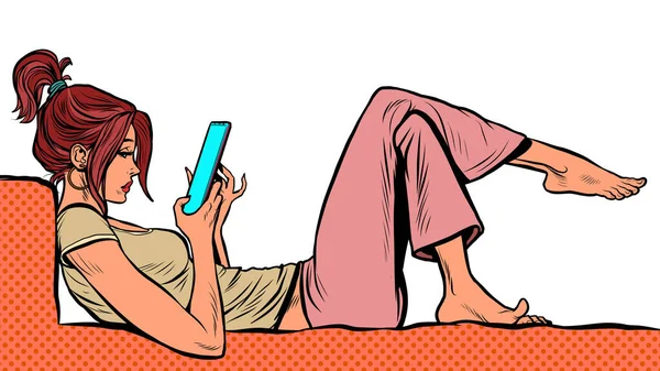 Молодая женщина лжет и наблюдает за смартфоном, интернетом и онлайн социальными сетями — стоковый вектор