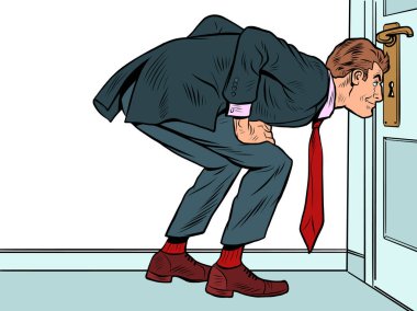 Erkek işadamı anahtar deliğinden gözetleme, gizli gözetleme casusluğu.