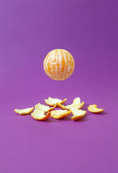 Kreatywna Kompozycja Lewitującą Skórką Pomarańczy Żywym Fioletowym Tle — Zdjęcie stockowe