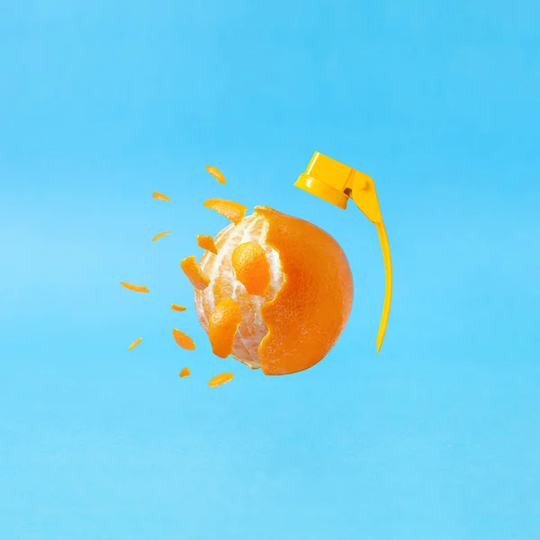 Kreatywna Kompozycja Wybuchającym Świeżym Pomarańczowym Ręcznym Granatem Żywym Niebieskim Tle — Zdjęcie stockowe