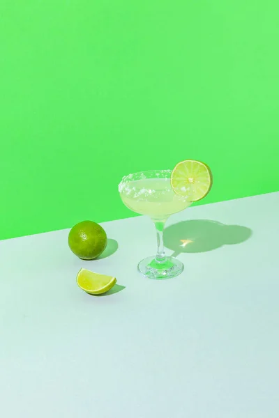 Composition Minimale Avec Verre Cocktail Lime Fraîche Tranchée Sur Fond Images De Stock Libres De Droits