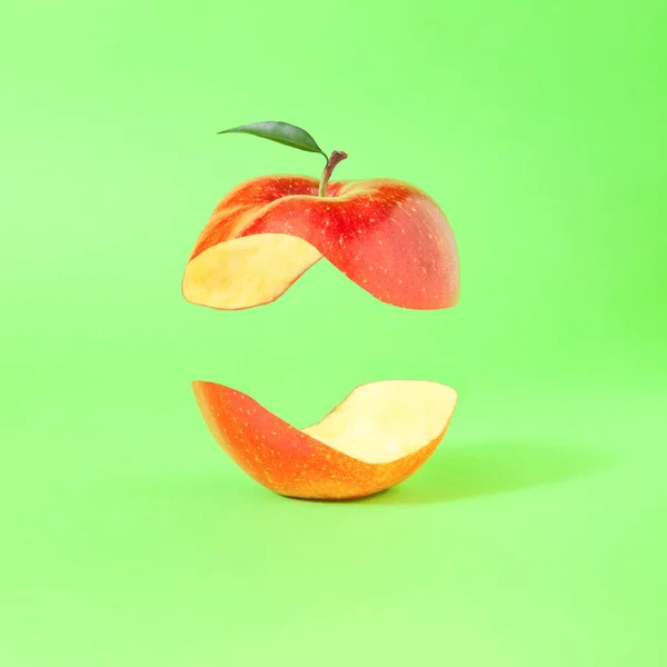 Minimalny Skład Lewitującym Połówkowym Czerwonym Jabłkiem Jasnozielonym Tle Koncepcja Jin — Zdjęcie stockowe