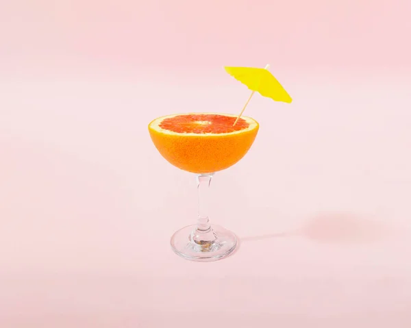 Creative Composition Halved Grapefruit Cocktail Glass Stem Paper Parasol Pastel — Stock Photo, Image