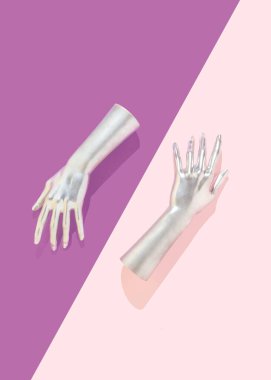 Geometrik mor ve pembe arka planda iki gümüş eli olan yaratıcı kompozisyon.