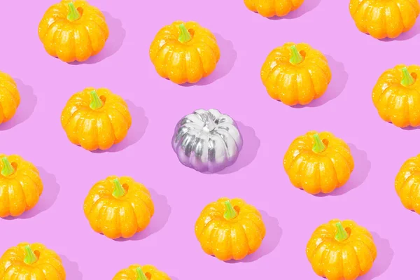 Kreatywne Halloween Pattren Srebra Pomarańczy Dynie Pastelowym Fioletowym Tle — Zdjęcie stockowe