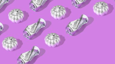 Gümüş balkabağı ve buruşuk meyve suyu kutusuyla modayı takip eden modaya uygun bir model. Çapraz kopyalama alanı.