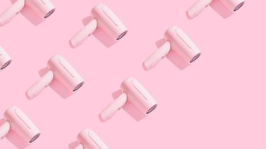 Güneşli pembe arka planda saç kurutma makinesinden yapılmış ve köşegen fotokopi alanı olan modaya uygun bir model. Yaratıcı kuaförler duvar kâğıdı.