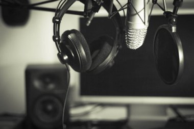 Kayıt stüdyosundaki mikrofon. Kimse yok.