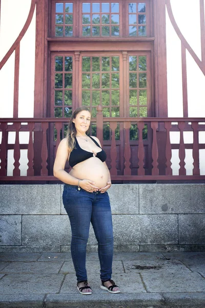 Zeven Maanden Zwanger Jonge Vrouw Gekleed Zwarte Bikini Jeans — Stockfoto