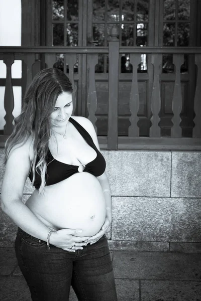 Zeven Maanden Zwanger Jonge Vrouw Gekleed Zwarte Bikini Jeans — Stockfoto