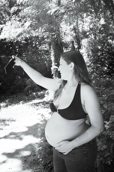 Femme Enceinte Sept Mois Prenant Selfie Dans Parc — Photo