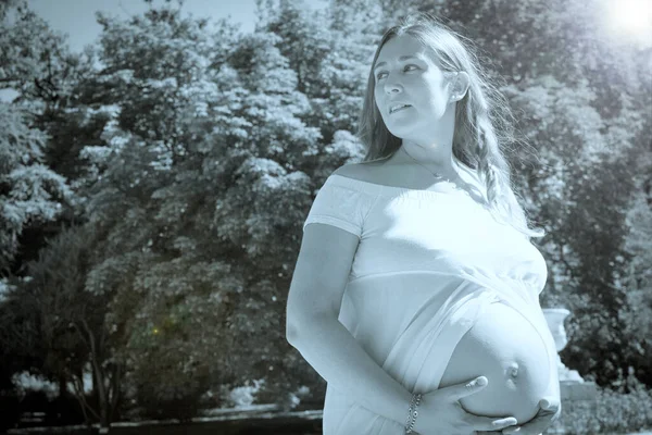 Mulher Grávida Sete Meses Rosa Vestido Transparente Segurando Barriga Fundo — Fotografia de Stock