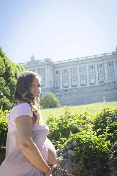 Pregnant Woman Pink Dress Park Sunny Day — Stock Photo, Image