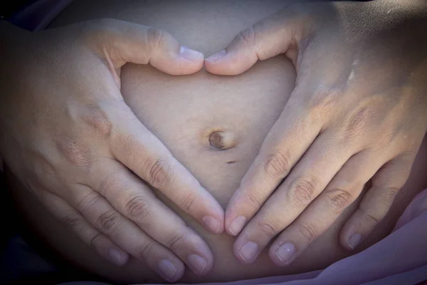 Sju Månaders Gravid Kvinna Som Gör Ett Hjärta Med Händerna — Stockfoto