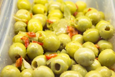 Biberli ve havuçlu çukur yeşil zeytin. Kopyalama alanı yok