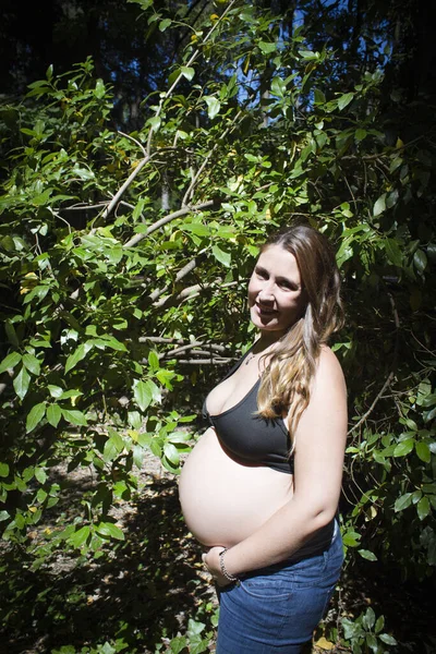 Zeven Maanden Zwangere Vrouw Een Park Gekleed Jeans — Stockfoto