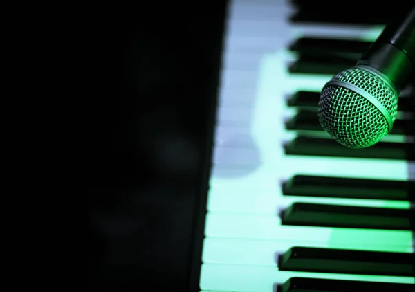 Mikrofon Över Pianotangenter Svagt Ljus Inga Människor Stockbild