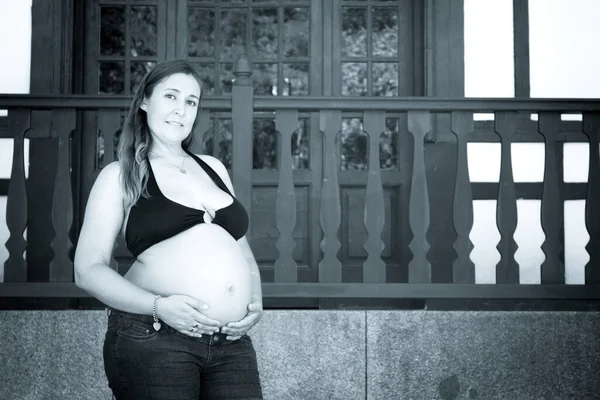 Седьмом Месяце Беременности Молодая Женщина Черном Бикини Джинсах — стоковое фото