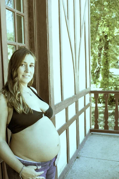 Siedem Miesięcy Ciąży Młoda Kobieta Ubrana Czarne Bikini Dżinsy — Zdjęcie stockowe