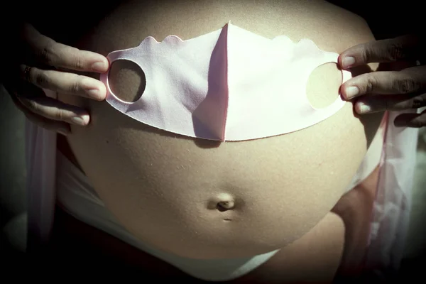 Zeven Maanden Zwangere Vrouw Met Een Babymasker Haar Buik Roze — Stockfoto