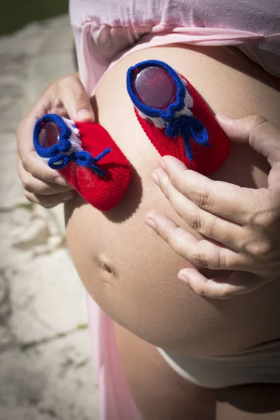 Sette Mesi Gravidanza Donna Con Rosso Blu Stivaletti Sulla Pancia — Foto Stock