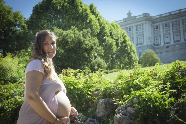 Schwangere Mit Rosa Kleid Einem Park Sonniger Tag — Stockfoto