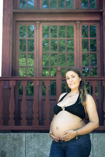 Sedm Měsíců Těhotná Mladá Žena Oblečená Černých Bikinách Džínách — Stock fotografie