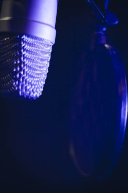 Profesyonel mikrofon profesyonel stüdyonun havasında asılı.