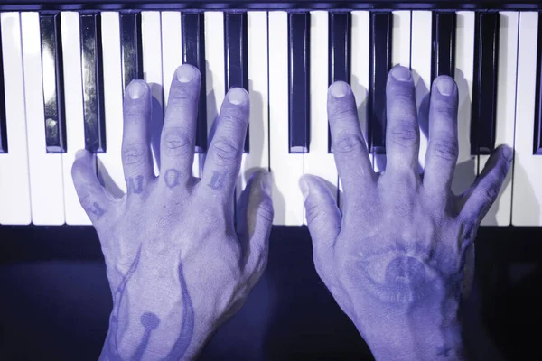 Tattooed Mans Hands Keyboard Piano Dark Background — Stock Photo, Image