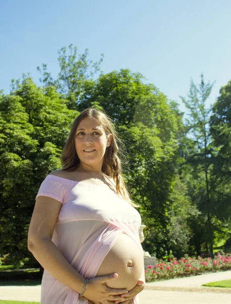 Mujer Embarazada Siete Meses Vestido Rosa Transparente Sosteniendo Vientre Fondo —  Fotos de Stock