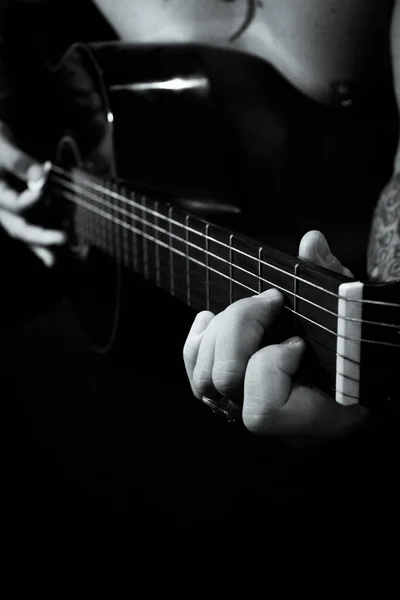 Gitar Çalan Üstsüz Şarkı Söyleyen Bir Adam Koyu Arkaplan — Stok fotoğraf