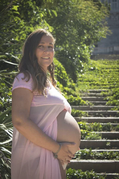 Zwangere Vrouw Met Roze Jurk Een Park Zonnige Dag — Stockfoto