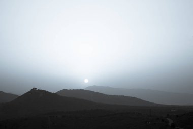 Güneşli dağlarda gün batımı. Kimse yok.