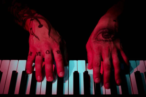Las Manos Tatuadas Los Hombres Teclado Del Piano Fondo Oscuro —  Fotos de Stock