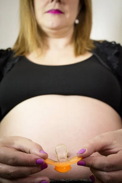 Uma Grávida Oito Meses Com Chupeta Barriga Sem Espaço Cópia — Fotografia de Stock