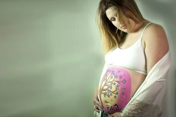 Mujer Embarazada Ocho Meses Sosteniendo Barriga Dibujada Escena Tranquila —  Fotos de Stock