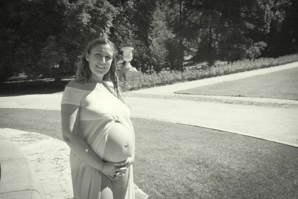 Zeven Maanden Zwangere Vrouw Roze Doorzichtige Jurk Met Buik Natuurlijke — Stockfoto