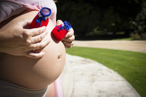 Sept Mois Femme Enceinte Avec Des Chaussons Rouges Bleus Sur — Photo